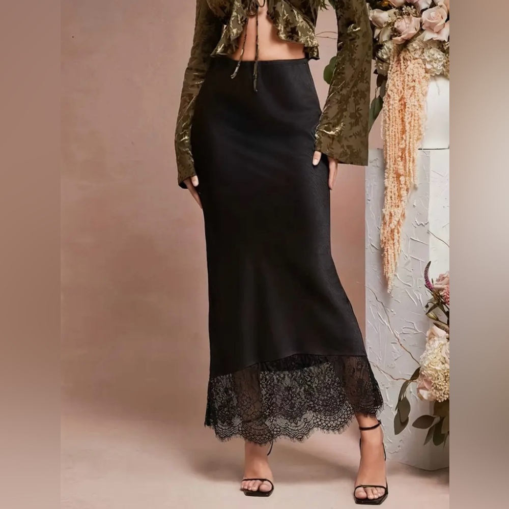 🖤 Maxi Skirt with Lace Trim